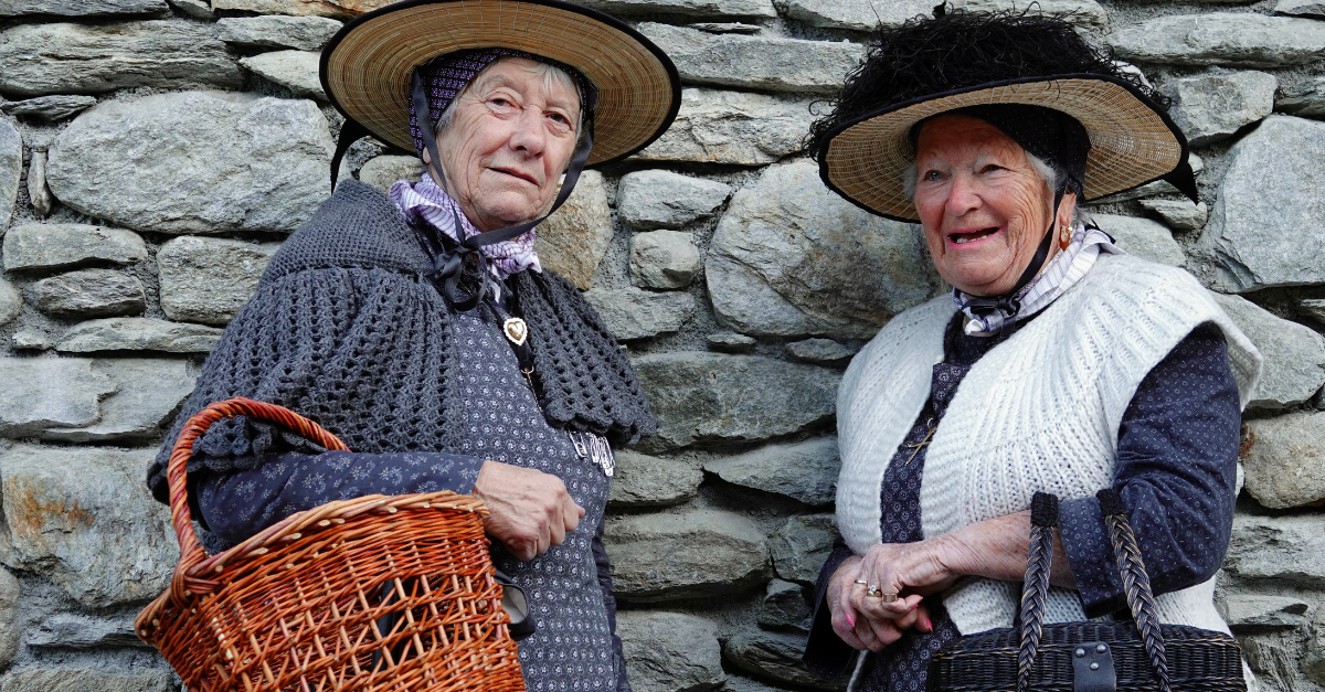 Tenues traditionnelles savoyardes femmesv