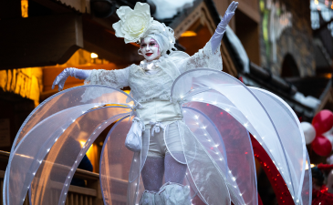 Profitez des parades de Noël magiques à Méribel pour des moments féeriques.