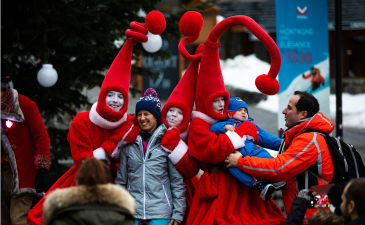 Profitez des parades de Noël magiques à Méribel pour des moments féeriques en famille.