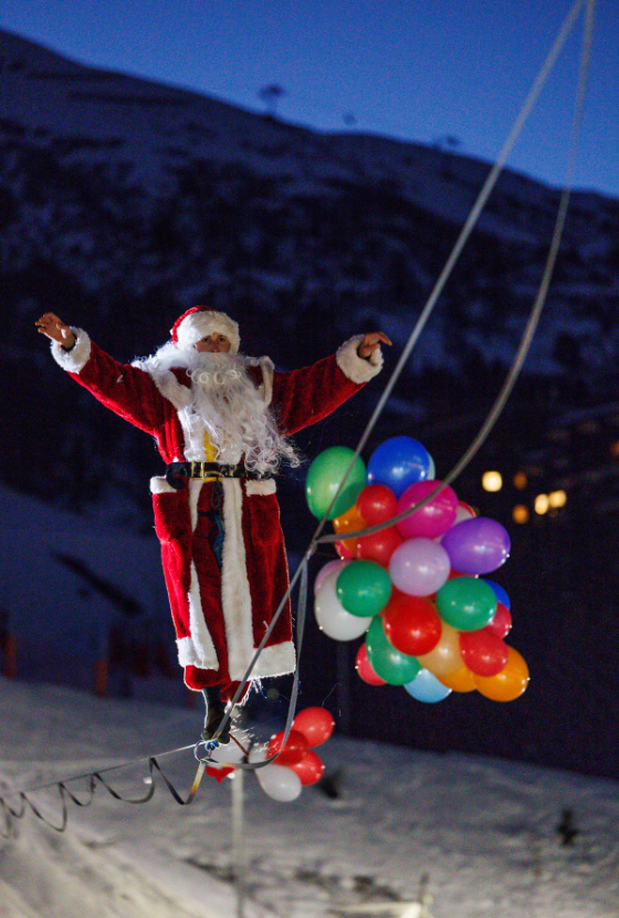 Retrouvez le Père Noël à Méribel pour un séjour au ski féerique en famille.