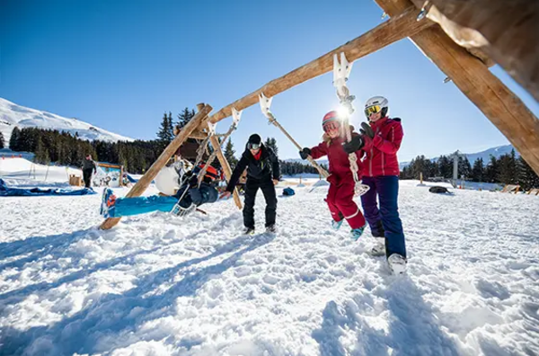 station-Hiver-Famille-Balancoire-600x400